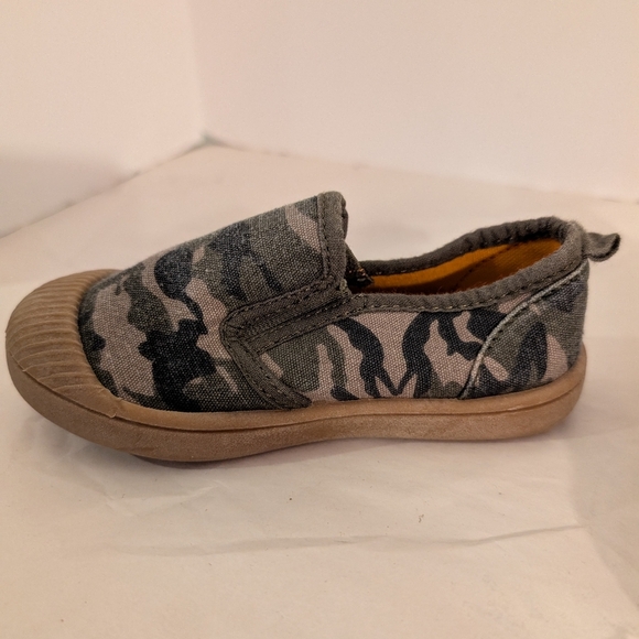 Cat & Jack Toddler Boy Green Camouflage Slip-On Sneakers in Size 7 - Picture 2 of 9